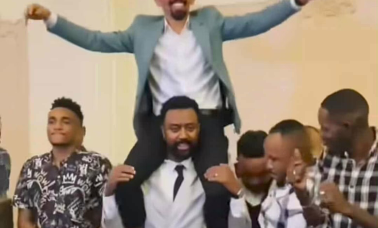 شاهد بالصورة والفيديو.. فنان سوداني يحمل زميله المطرب علي الشيخ على أكتافه ويرقص به أثناء إحياء الأخير لحفل بالقاهرة وساخرون: (لقيت وزنه 5 كيلو وقعدت تنطط بيهو) 1 a1c818ff 16a1 4656 a36a 325d55d6bc09