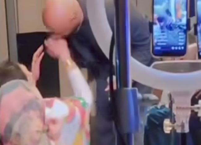 شاهد بالصورة والفيديو.. في تصرف عرضه لسخرية الجمهور.. الفنان جمال فرفور ينحني من أعلى المسرح ويُقبل أيادي معجباته وساخرون: (بوس الأيادي على الطريقة الفرفورية) 1 26ea3bc5 9d0a 4810 946d ea3d0ee313a5