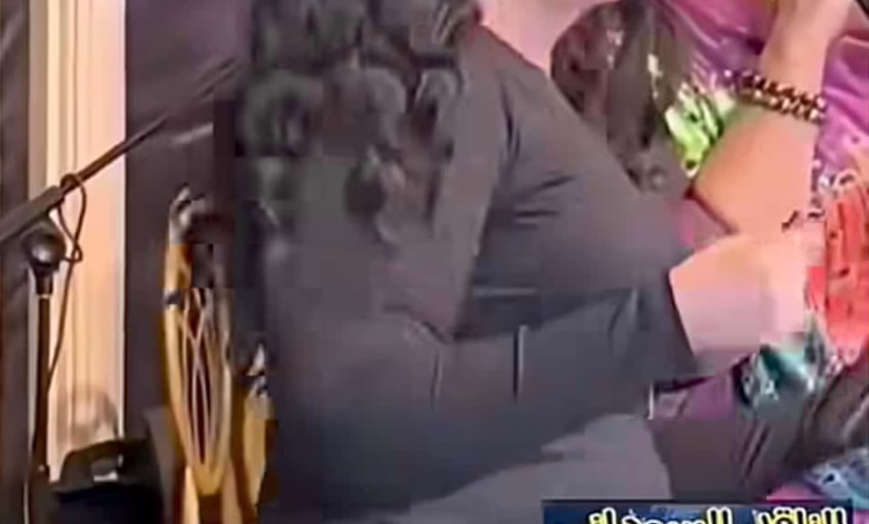 شاهد بالصورة والفيديو.. بأزياء ضيقة ومحذقة.. حسناء سودانية تقتحم المسرح وتدخل في وصلة رقص مثيرة مع الفنانة توتة عذاب والجمهور: (فك عرش واضح واستعراض للجسم) 1 298a48fb 762b 4c0b 8e8d 113c9203ebd2