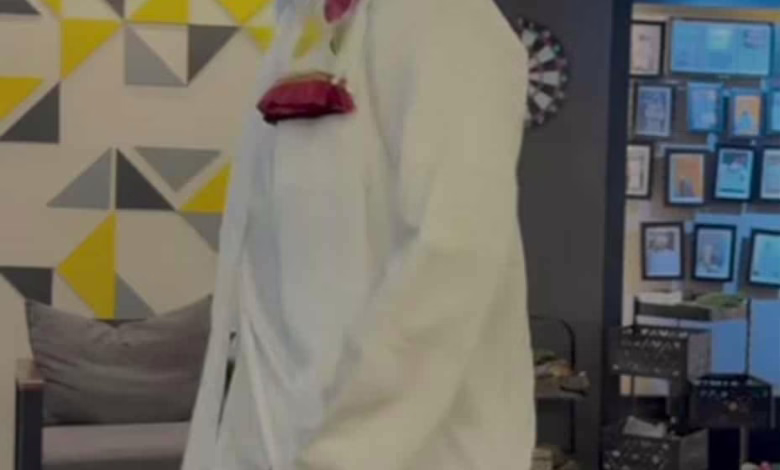 شاهد بالصورة والفيديو.. عريس الموسم أحمد العربي يرقص في جلسة "أوت دور" داخل محل أقمشة على طريقة "العرضة" 1 3b59943a af11 41ed bb80 5270d1e3eaf9 1