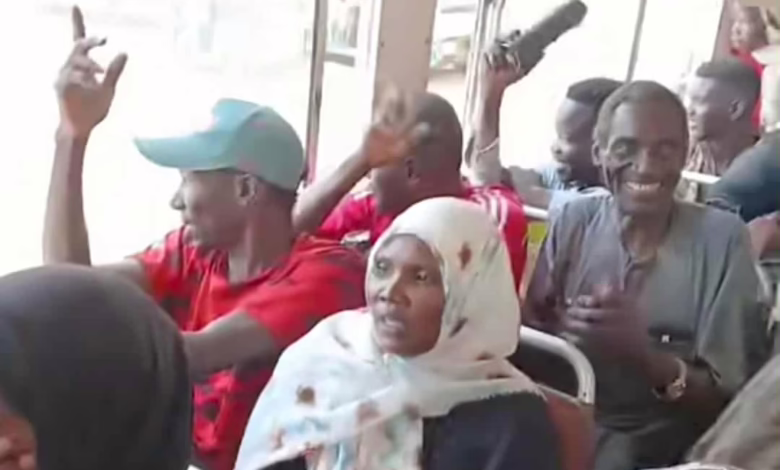 شاهد بالصور والفيديو.. سودانيون يتغنون ويتفاعلون داخل حافلة مواصلات بشرق النيل ويرددون بصوت واحد أغنية (أسال نفسك بينك وبينها) 1 4d1b118e 5bce 414d b864 323f23ff1eed