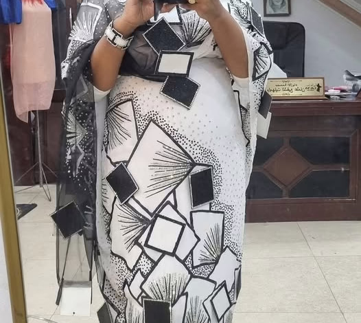 شاهد بالصورة.. تم تصميمه من ذهب "عيار 18" و "115" فص ألماس و فيه خيوط حرير أصلية.. مصممة أزياء سودانية تسير على درب زميلتها وتطرح ثوب بلغ سعره 100 ألف دولار ما يقارب 5 مليون جنيه مصري 1 559280341 1869153670653559 6691641349175293477 n