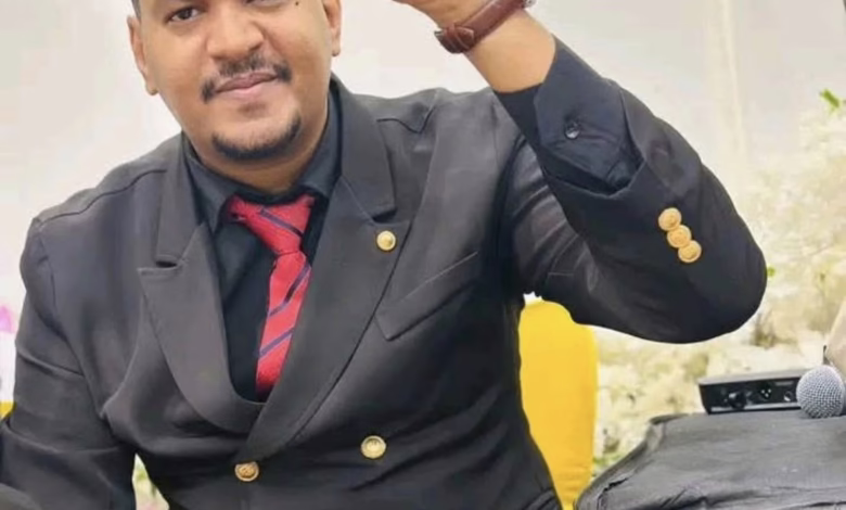 شاهد بالصور.. الفنان صديق عمر ينشر محادثات بينه وبين مطرب شهير: (زمان كان بخش لي في الخاص وراقد زي الشافع للحقنة وهسا لمن احتجت ليهو حلف ما يرد.. فرفور أصلو ما غلطان عليكم) 1 571158204 791719157088567 859493261201299056 n