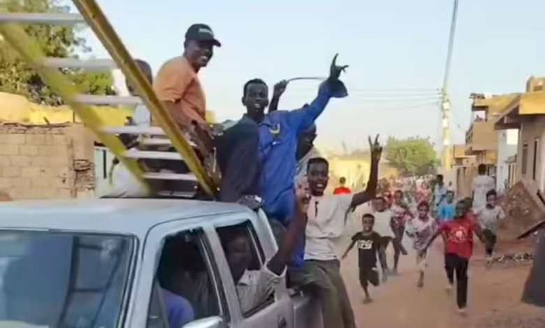 بالصورة والفيديو.. شاهد فرحة نساء وأطفال حي "الشجرة" بالخرطوم بعودة التيار الكهربائي للمنطقة لأول مرة منذ إندلاع الحرب 1 94448bae bb21 481f 8eaf 75ee1e9d4162