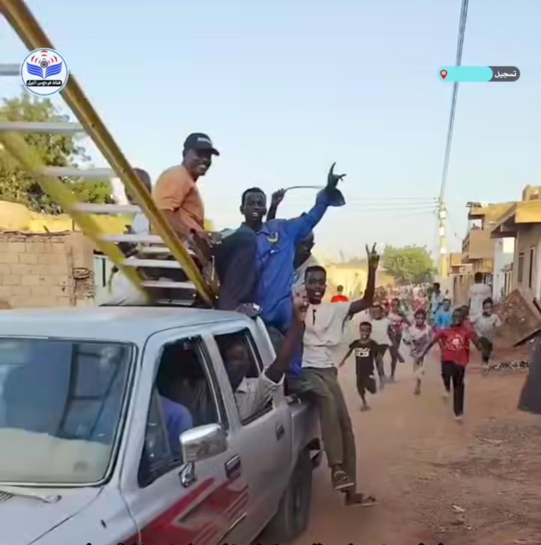 بالصورة والفيديو.. شاهد فرحة نساء وأطفال حي "الشجرة" بالخرطوم بعودة التيار الكهربائي للمنطقة لأول مرة منذ إندلاع الحرب 10 94448bae bb21 481f 8eaf 75ee1e9d4162