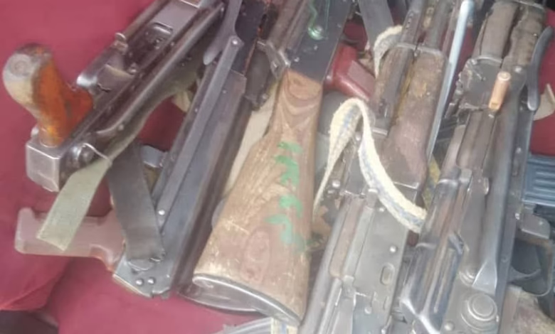 الشرطة ..توقف (78) من معتادي الإجرام ومتعاونين مع المليشيا المتمردة وتضبط مركبات و(10) قطع سلاح كلاشنكوف 1 FB IMG 1760002093447