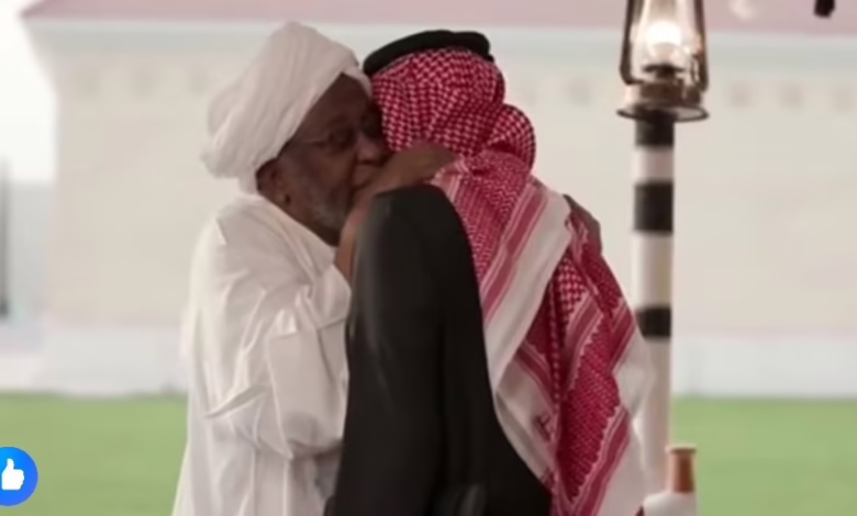 شاهد بالصورة والفيديو.. في لمسة وفاء رائعة.. شاب سعودي يُكرِم رجل سوداني كان صديق مقرب من والده ويهديه مبلغ 150 ألف ريال والمحتفى به يفشل في السيطرة على مشاعره وينهار بالبكاء 1 ef5dbf9c ed0a 4f03 9f0c 3ec56f59ab5e