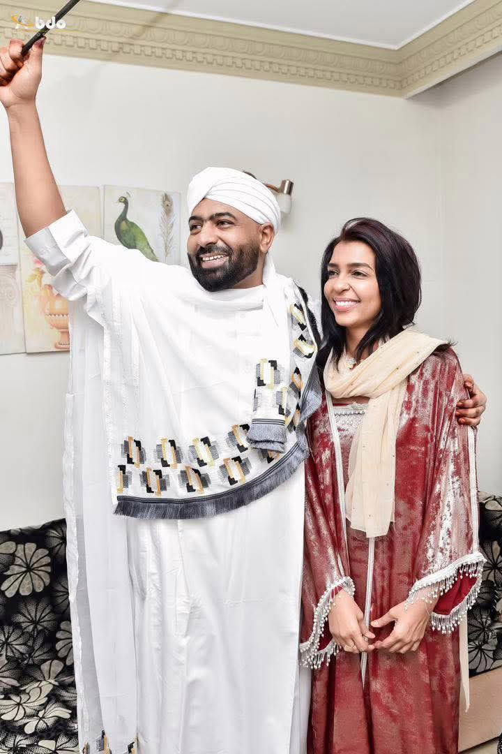 شاهد بالصورة.. عرسان الموسم أحمد العربي ولينا يعقوب يظهران في لقطة "رومانسية" بعد إكتمال مراسم عقد قرانهما وقبل حفل الزفاف والجمهور يبارك: (تغلبها بالمال وتغلبك بالعيال) 2 العربي ولينا2