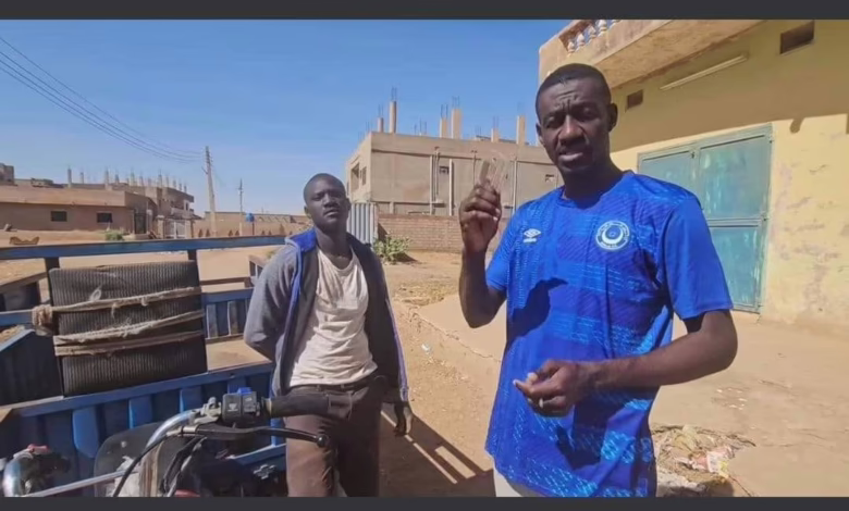 شاهد بالفيديو.. القيادي بالدعم السريع "ود ملاح" يوثق لشاب داخل "راكوبة" في أقصى مناطق دارفور يطرب نفسه بأغنيات فنان "الربابة" ود دار الزين 1 ود ملاح