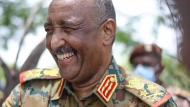 البرهان يضحك