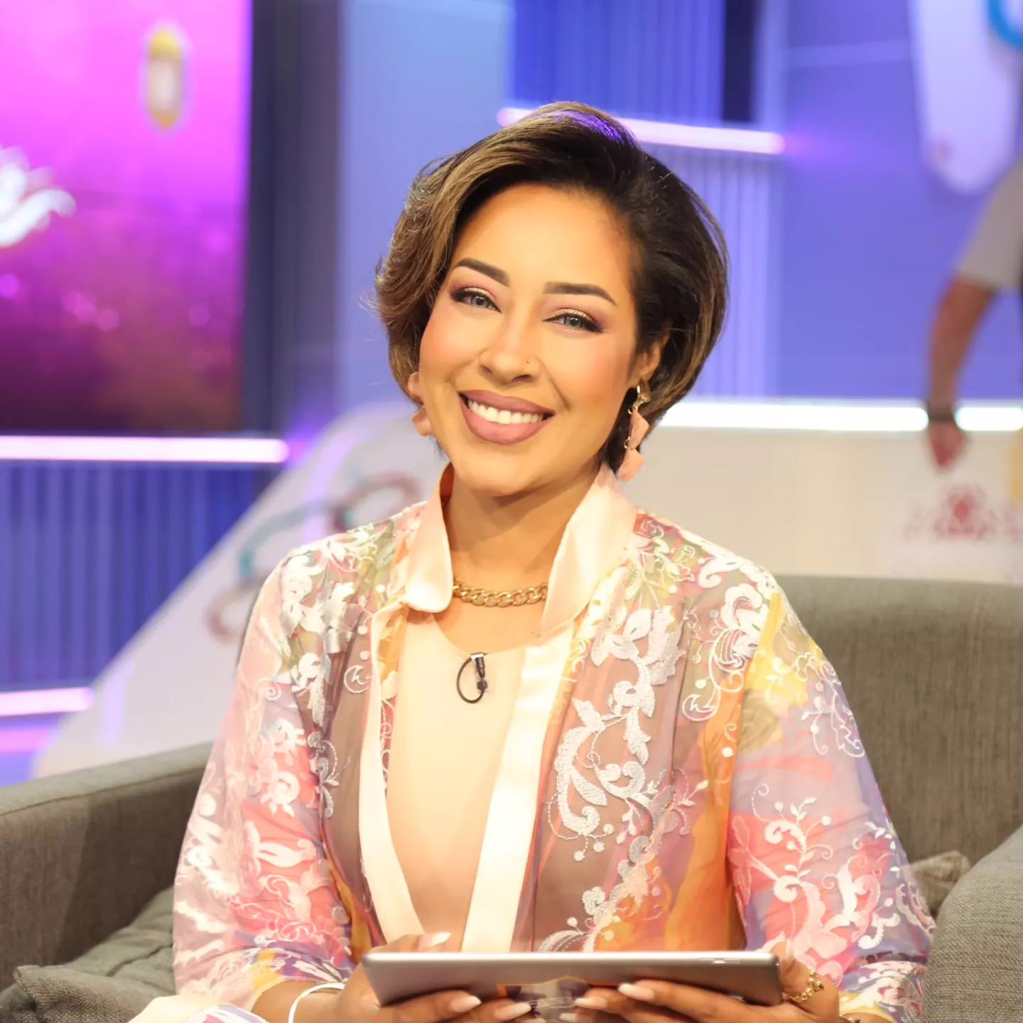 بالصورة.. مذيعة سودانية كانت تقيم في لبنان: (أعتقد والله اعلم إن أنا اكتر انسان اتسأل حشجع مين باعتبار اني جاسوسة مدسوسة على الاتنين) والجمهور يسخر: (هاردلك يا نانسي عجرم) 11 سارة خان