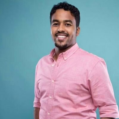 شاهد بالفيديو.. "جبر الخواطر كما يجب أن يكون".. المعلق السوداني سوار الدهب يشارك أطفال أحد المخيمات بالحدود السودانية التشادية ويعلق لهم على مباراة أقاموها بالمخيم 10 سوار الدهب