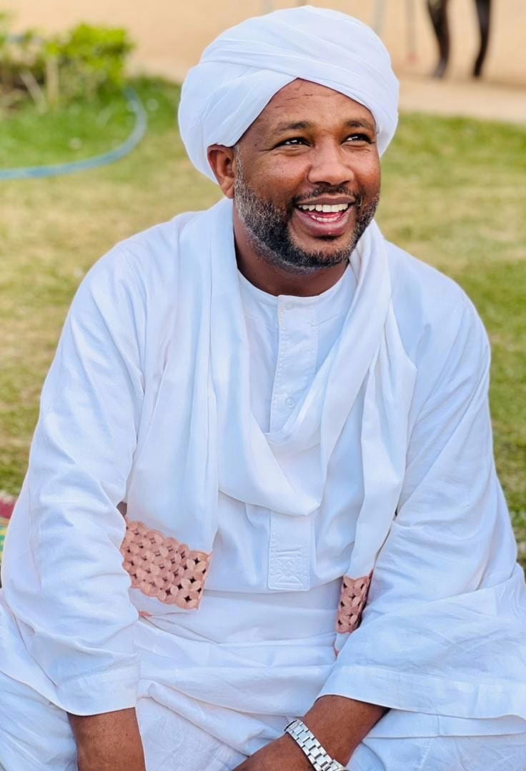 شاهد بالصور.. المقرئ السوداني الشهير "شيخ الزين" يثير تفاعلاً إسفيرياً واسعاً بعد ظهوره بإطلالة شبابية بــ"الجينز" والجمهور: (أنيق تبارك الله ما يسحروك وأعمل حسابك واتحصن من عين البنات) 11 شيخ الزين2