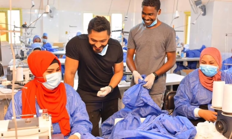 حقق حلمه وكان دائماً ما يردد: "لسه يا قلبى العنيد لا شقيت لابقيت سعيد".. شاهد ماذا قالت مفوضية اللاجئين عن ظهور الشاب السوداني "مهدي" وهو يغني مع الفنان الشهير تامر حسني داخل أحد المصانع بالقاهرة 1 20871 comp 1 img1