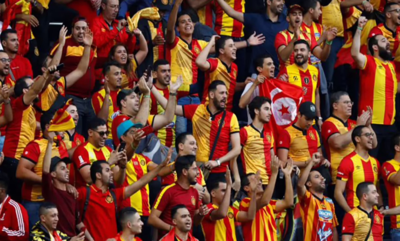 شاهد بالصورة والفيديو.. جمهور الترجي التونسي يعلن تضامنه مع السودان بإطلاق "الشماريخ" ورفع "اللافتات" والهتافات من المدرجات: (السودان يا أمة الخذلان) 1 393436.png