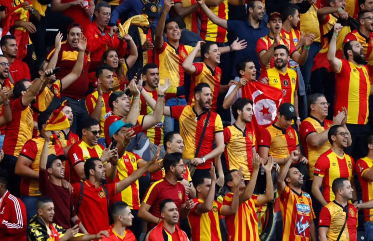 شاهد بالصورة والفيديو.. جمهور الترجي التونسي يعلن تضامنه مع السودان بإطلاق "الشماريخ" ورفع "اللافتات" والهتافات من المدرجات: (السودان يا أمة الخذلان) 11 393436.png