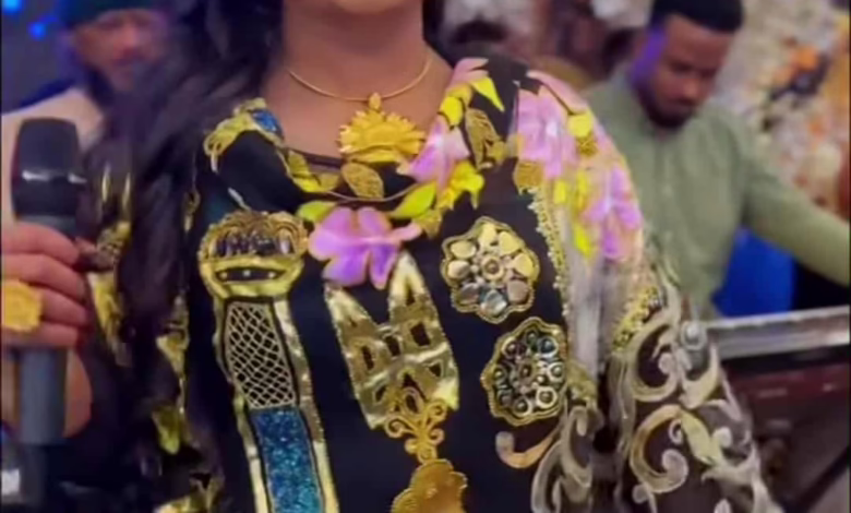 شاهد بالصورة والفيديو.. بثوب فخم ورقصات مثيرة.. السلطانة تشعل حفل غنائي بالقاهرة على أنغام "منايا ليك ما وقف" والجمهور يتغزل: (كل ما نقول نتوب هدى عربي تغير التوب) 1 41d2af80 e519 4c13 81d1 f897230b37eb