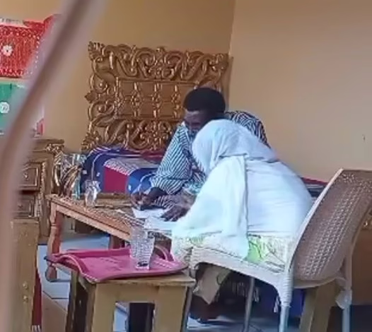 شاهد الفيديو الذي هز مواقع التواصل السودانية.. معلم بولاية الجزيرة يتحرش بتلميذة عمرها 13 عام وأسرة الطالبة تضبط الواقعة بنصب كمين له بوضع كاميرا تراقب ما يحدث 1 800d02c1 b405 4a59 9758 446a17a20695