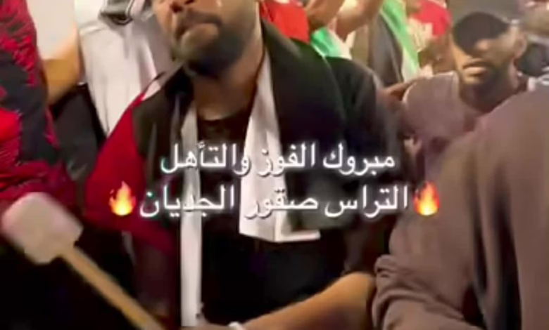 شاهد بالصورة والفيديو.. في لقطة مؤثرة.. قائد مشجعي المنتخب السوداني ينهار بالبكاء وهو يستحضر ذكريات الوطن 1 87cd05dd 2bfb 47cc 868c df6130c8f8bf