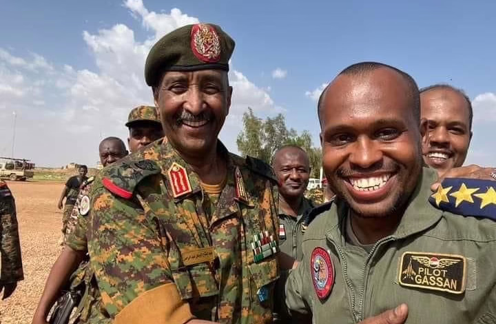 شاهد بالفيديو.. من أمام طائرتهم.. نسور الجو يوجهون رسالة لقائد المليشيا "حميدتي": (أنت مرتزق لذلك لا تستطيع أن تفرق بين العلم السوداني والمصري) 1 Burhan mil a