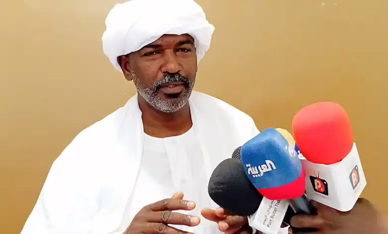 شاهد بالفيديو.. رجل البر والإحسان أزهري المبارك يرفض تكريم أقيم له: (تكرموا العتالي البشيل في ضهرو وبقسم رزقو مع اهلو في مخيم نازحين الفاشر ولا تكرموني أنا الدهابي؟) 1 IMG 20240401 WA0005