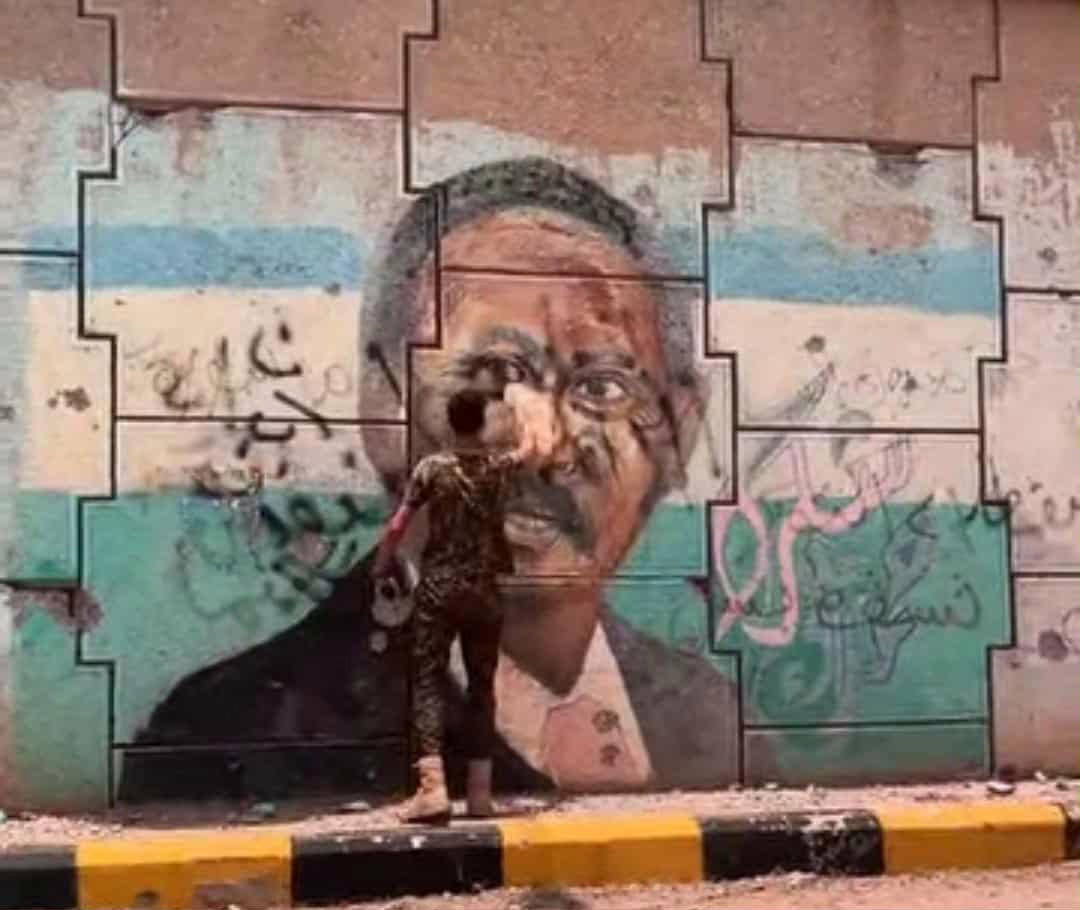 بالصورة والفيديو.. اثار غضب "القحاتة".. شاهد ماذا فعل شاب سوداني بصورة "حمدوك" المرسومة على جدار حائط بالخرطوم 10 b2920d33 8a93 42b2 8f84 576a99dae9e8