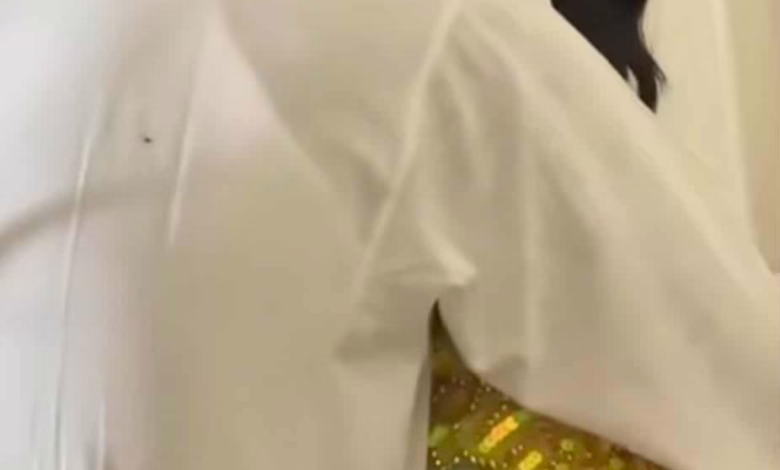 شاهد بالصورة والفيديو.. عريس سوداني وعروسته يتبادلان الأحضان الرومانسية ويتعرضان لهجوم إسفيري واسع 1 d0166134 7f66 4310 8076 35d9d27c9994