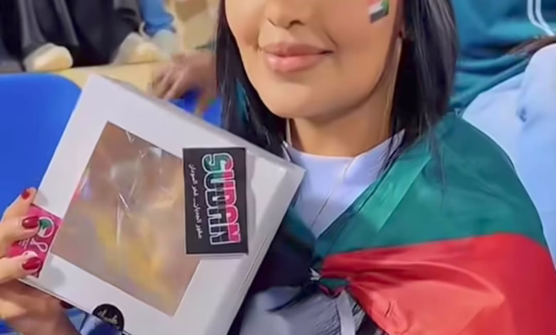 شاهد بالصور والفيديو.. حسناء سودانية تبهر الجمهور بجمالها الملفت خلال متابعتها مباراة صقور الجديان ولبنان من داخل الإستاد 1 e27a941f aeed 4485 a349 f0b5b3a30d93