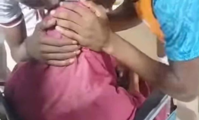 شاهد بالصورة والفيديو.. في لقطة مؤثرة أبكت المتابعين.. لاعبو صقور الجديان يقفزون إلى المدرجات عقب نهاية المباراة ويقبلون رأس "حبوبة" سودانية حرصت على مساندة المنتخب من الملعب 1 e47942bd dae3 4246 ba03 b24d94fdd14f