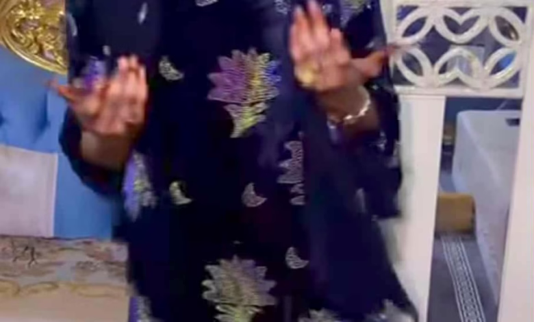 شاهد بالصورة والفيديو.. فتاة سودانية تثير الجدل وتشعل ثورة من الغضب على مواقع التواصل بوصلة رقص فاضحة بمؤخرتها 1 e625fdc6 7ffc 407f bd6d cd0eed23d873