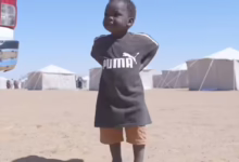 شاهد بالصور والفيديو.. (سُكرة المعسكر، يحب الكاميرا ويهرب منها).. طفل نازح مع أهله من الفاشر إلى أحد مخيمات النازحين بالولاية الشمالية يخطف قلوب الجمهور وأهل "الدبة" 12 f8723979 4cfb 4008 8bab decb19d078be