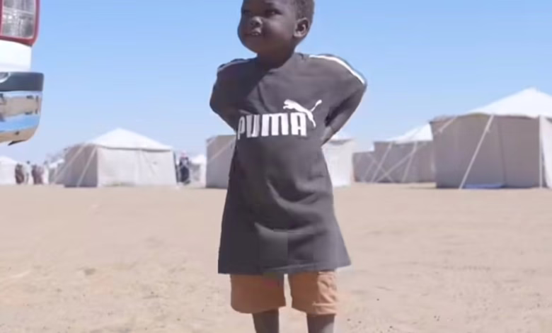 شاهد بالصور والفيديو.. (سُكرة المعسكر، يحب الكاميرا ويهرب منها).. طفل نازح مع أهله من الفاشر إلى أحد مخيمات النازحين بالولاية الشمالية يخطف قلوب الجمهور وأهل "الدبة" 1 f8723979 4cfb 4008 8bab decb19d078be