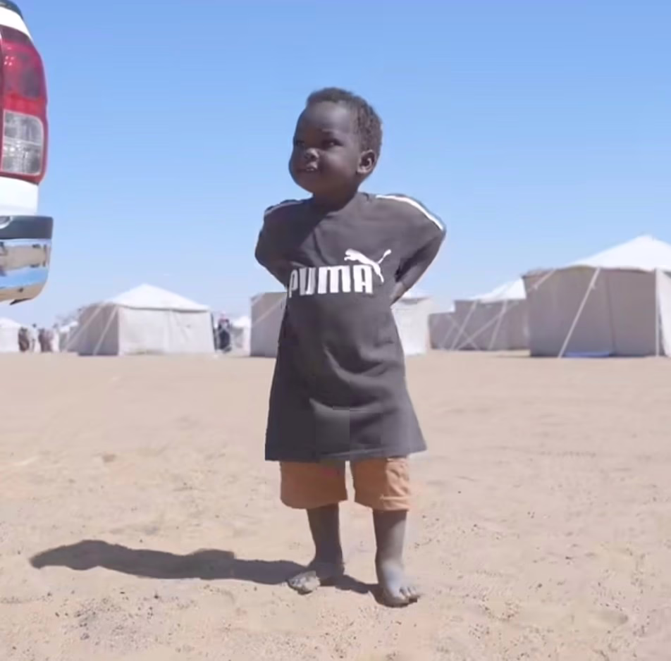 شاهد بالصور والفيديو.. (سُكرة المعسكر، يحب الكاميرا ويهرب منها).. طفل نازح مع أهله من الفاشر إلى أحد مخيمات النازحين بالولاية الشمالية يخطف قلوب الجمهور وأهل "الدبة" 12 f8723979 4cfb 4008 8bab decb19d078be