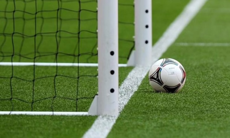 شاهد بالفيديو.. على طريقة "الهوبا".. لاعب سوداني بالدوري المؤهل للممتاز يسجل أغرب هدف في تاريخ كرة القدم والحكم يصدمه 1 اغرب هدف