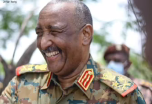 البرهان يضحك