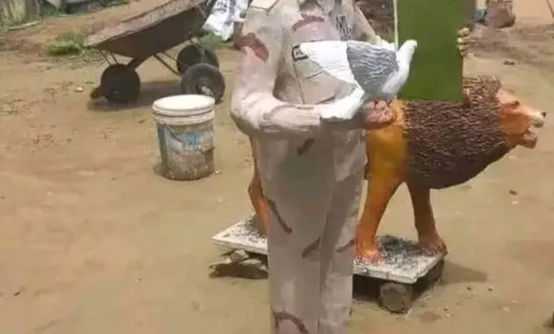 شاهد بالصورة.. تمثال "حميدتي" بدارفور يتعرض لسخرية غير مسبوقة على مواقع التواصل الاجتماعي بالسودان 1 تمثال حميدتي