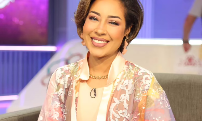 بالصورة.. مذيعة سودانية كانت تقيم في لبنان: (أعتقد والله اعلم إن أنا اكتر انسان اتسأل حشجع مين باعتبار اني جاسوسة مدسوسة على الاتنين) والجمهور يسخر: (هاردلك يا نانسي عجرم) 1 سارة خان