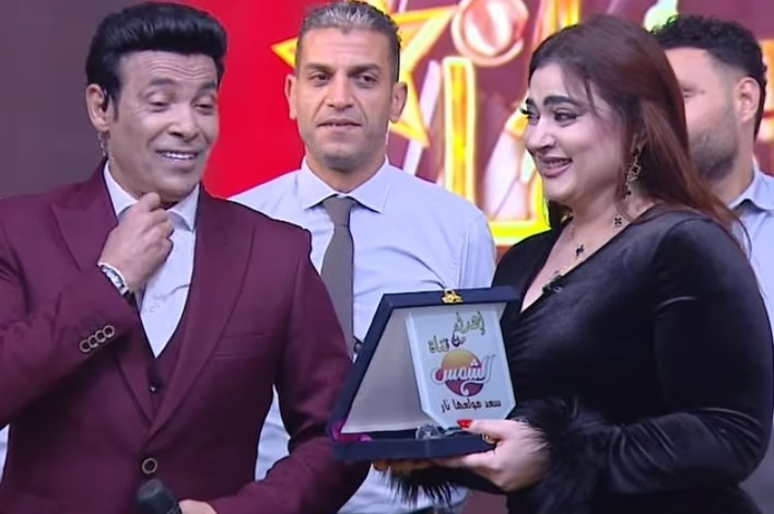 شاهد بالصورة والفيديو.. بعد أن سألها على الهواء مباشرة "انتي مرتبطة؟".. الفنان المصري سعد الصغير يعرض على "مونيكا" الزواج والمطربة السودانية ترد عليه (انت عايز تأكل بس) 1 سعد الصغير ومونيكا