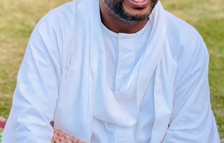 شاهد بالصور.. المقرئ السوداني الشهير "شيخ الزين" يثير تفاعلاً إسفيرياً واسعاً بعد ظهوره بإطلالة شبابية بــ"الجينز" والجمهور: (أنيق تبارك الله ما يسحروك وأعمل حسابك واتحصن من عين البنات) 1 شيخ الزين2