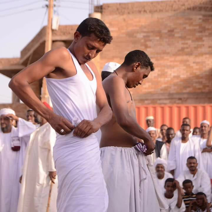 شاهد بالفيديو.. شباب سودانيون ينقلون معهم عاداتهم في الأعراس إلى مصر.. عريس سوداني يقوم بجلد أصدقائه على أنغام أغنيات فنانة الحفل ميادة قمر الدين 10 جلد السوط