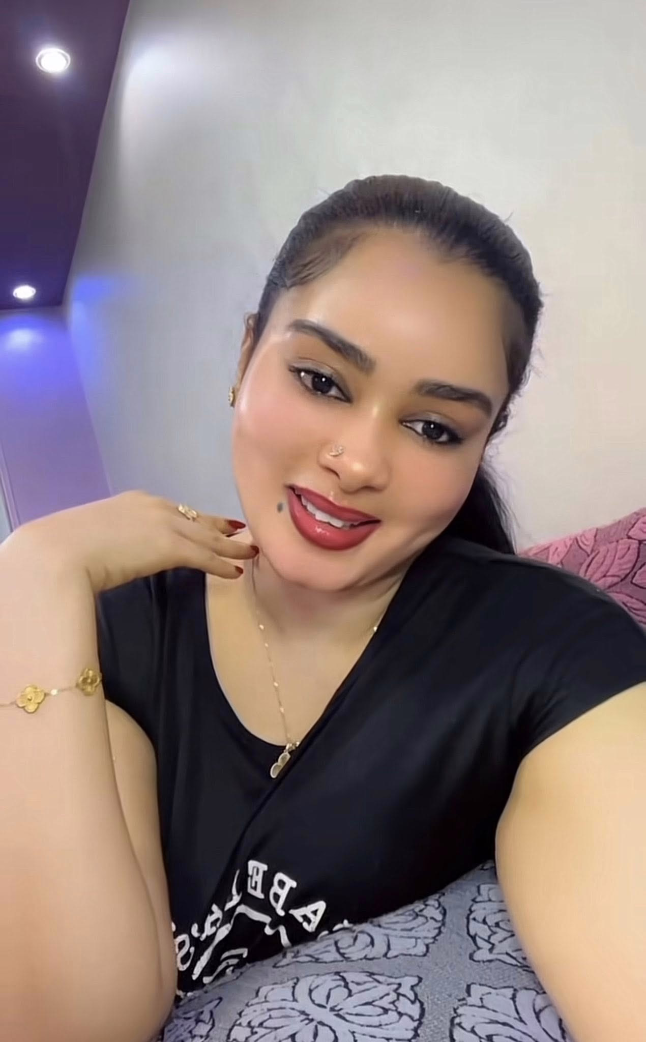 شاهد بالصور.. دكتورة التجميل التي ذرفت الدموع وأنهارت بالبكاء بسبب مقتل فنان الدعم السريع تتجاوز الأحزان وتشعل مواقع التواصل بإطلالة مثيرة 13 رواح3