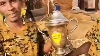شاهد بالصورة والفيديو.. مستنفرون بالجيش يعيدون أغلى كأس في تاريخ الكرة السودانية بعد أن سرقه "الدعامة" 2 177a9015 5b2b 4259 aeb9 3e5171f36813