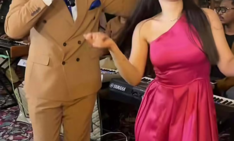 شاهد بالصورة والفيديو.. حسناء مصرية تقتحم حفل غنائي للفنان السوداني عثمان بشة وترقص على أنغام أغنية المهرجانات "سطلانة" 1 1de64e30 c94e 4d17 82a6 653f868d8355