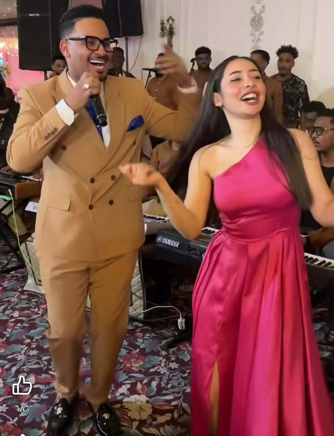 شاهد بالصورة والفيديو.. حسناء مصرية تقتحم حفل غنائي للفنان السوداني عثمان بشة وترقص على أنغام أغنية المهرجانات "سطلانة" 10 1de64e30 c94e 4d17 82a6 653f868d8355