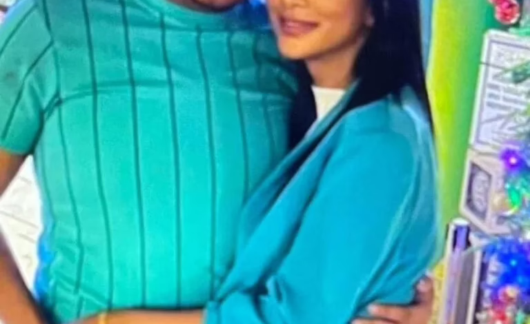 شاهد بالصورة.. نجمة السوشيال ميديا الحسناء أمول المنير تترحم على زوجها الحرس الشخصي لقائد الدعم السريع بتدوينة مؤثرة: (في مثل هذا اليوم التقيت بحب حياتي وزوجي وفقيد قلبي) 1 457190005 8532692790128121 5810774773703763961 n 768x1024 1 jpg 1