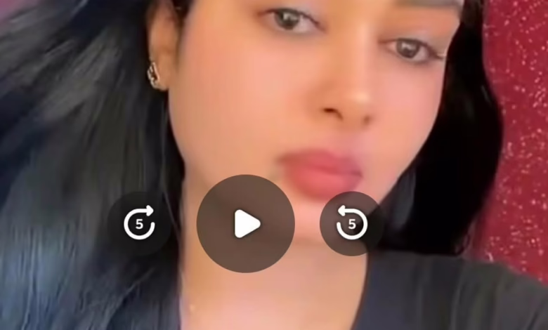 شاهد بالصورة والفيديو.. دكتورة تجميل سودانية تذرف الدموع وتعبر عن حزنها الشديد بسبب مقتل مطرب الدعم السريع: (الفنان الوحيد الكنت بسمع ليهو والحرب ما فيها خير) 1 45a88e0c 7dd0 4bf5 8d5d 3732ec0d3656