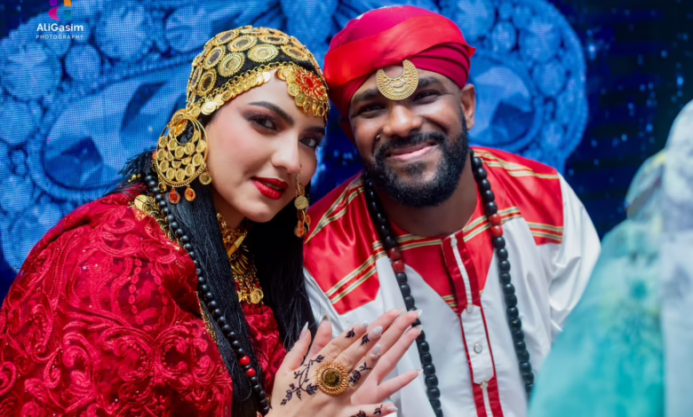 شاهد بالفيديو.. الفنان أحمد أمين وعروسه الحسناء يرقصان في "جرتق" زواجهما على أنغام أغنية (يا سلام سلم) 1 588521227 18376224655152932 7804887487165253727 n