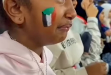 شاهد بالصورة والفيديو.. طفلة سودانية تذرف الدموع بحرقة وتدخل في نوبة بكاء هستيري داخل الإستاد بعد خسارة منتخبنا أمام العراق 7 595350264 25307658508891660 2074502185876180005 n