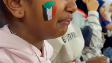 شاهد بالصورة والفيديو.. طفلة سودانية تذرف الدموع بحرقة وتدخل في نوبة بكاء هستيري داخل الإستاد بعد خسارة منتخبنا أمام العراق 2 595350264 25307658508891660 2074502185876180005 n