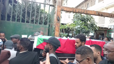 شاهد بالصور والفيديو.. عشرات السودانيين بالقاهرة يشيعون المذيع الراحل محمد محمود لمثواه الأخير 2 597026019 25422666200698597 1681152507790441867 n